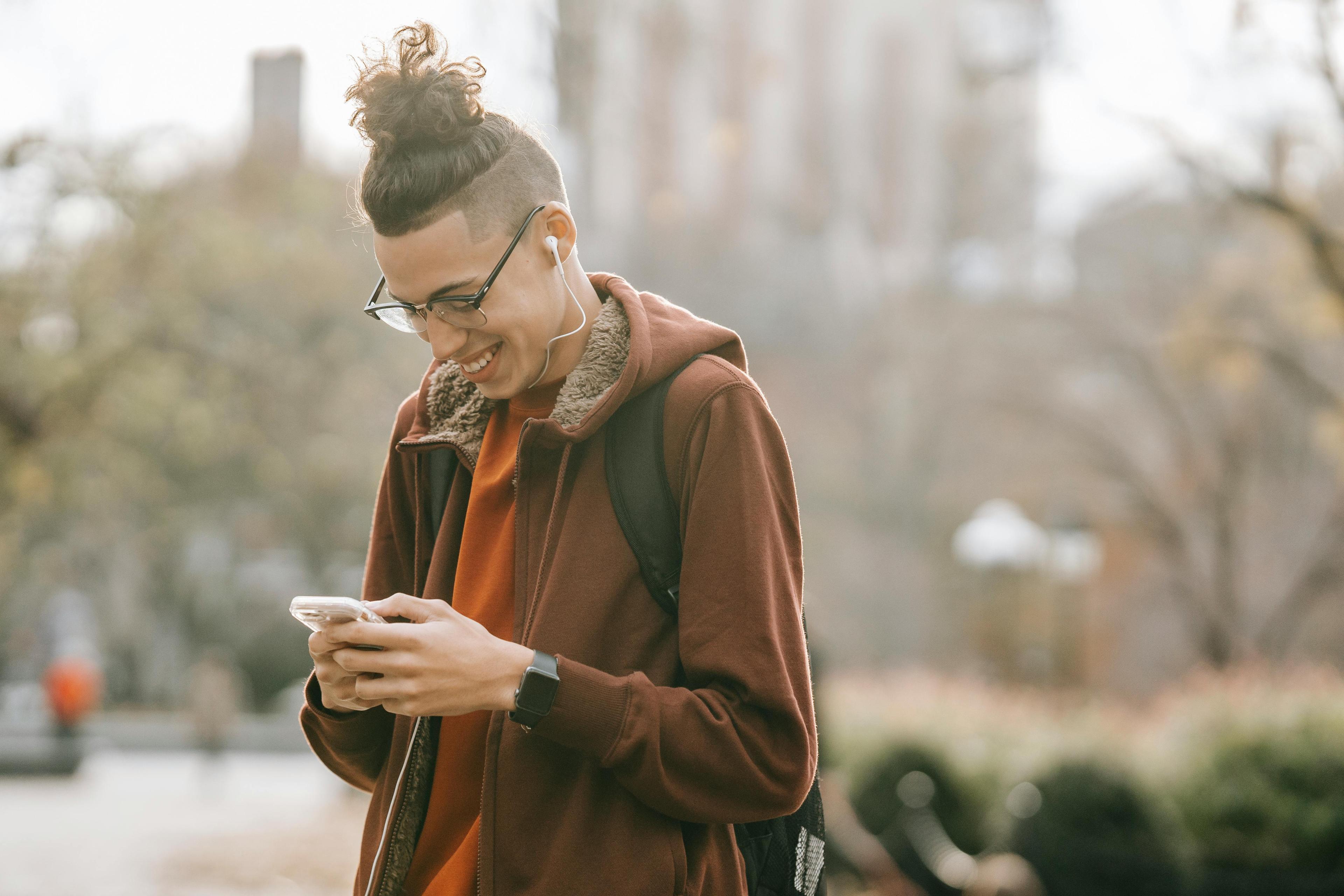 Joven motivado con su celular
